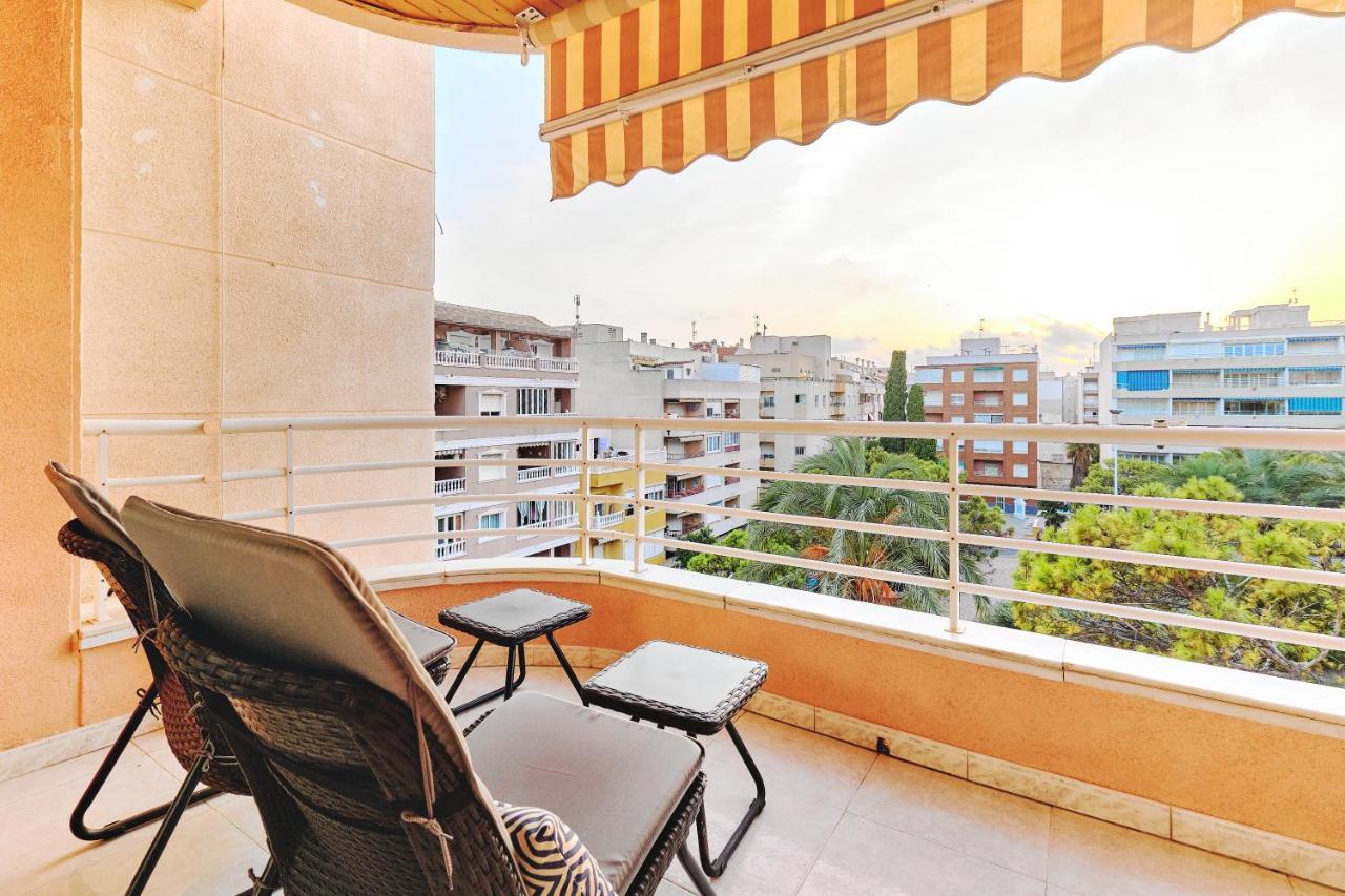 Lovely Sunny Apartment With Shared Pool And Private Parking Torrevieja Kültér fotó