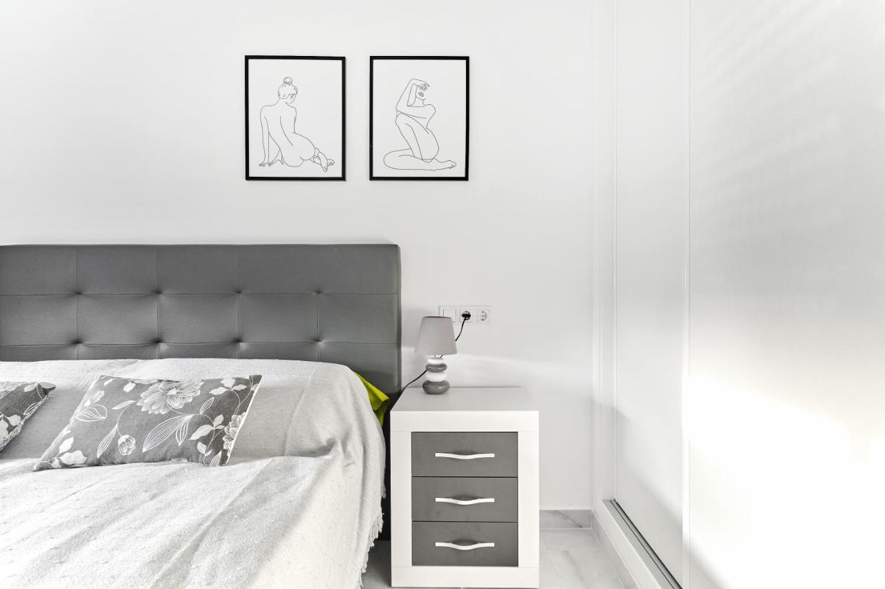 Lovely Sunny Apartment With Shared Pool And Private Parking Torrevieja Kültér fotó