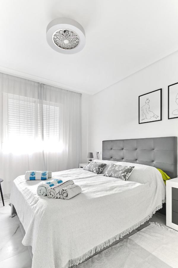 Lovely Sunny Apartment With Shared Pool And Private Parking Torrevieja Kültér fotó