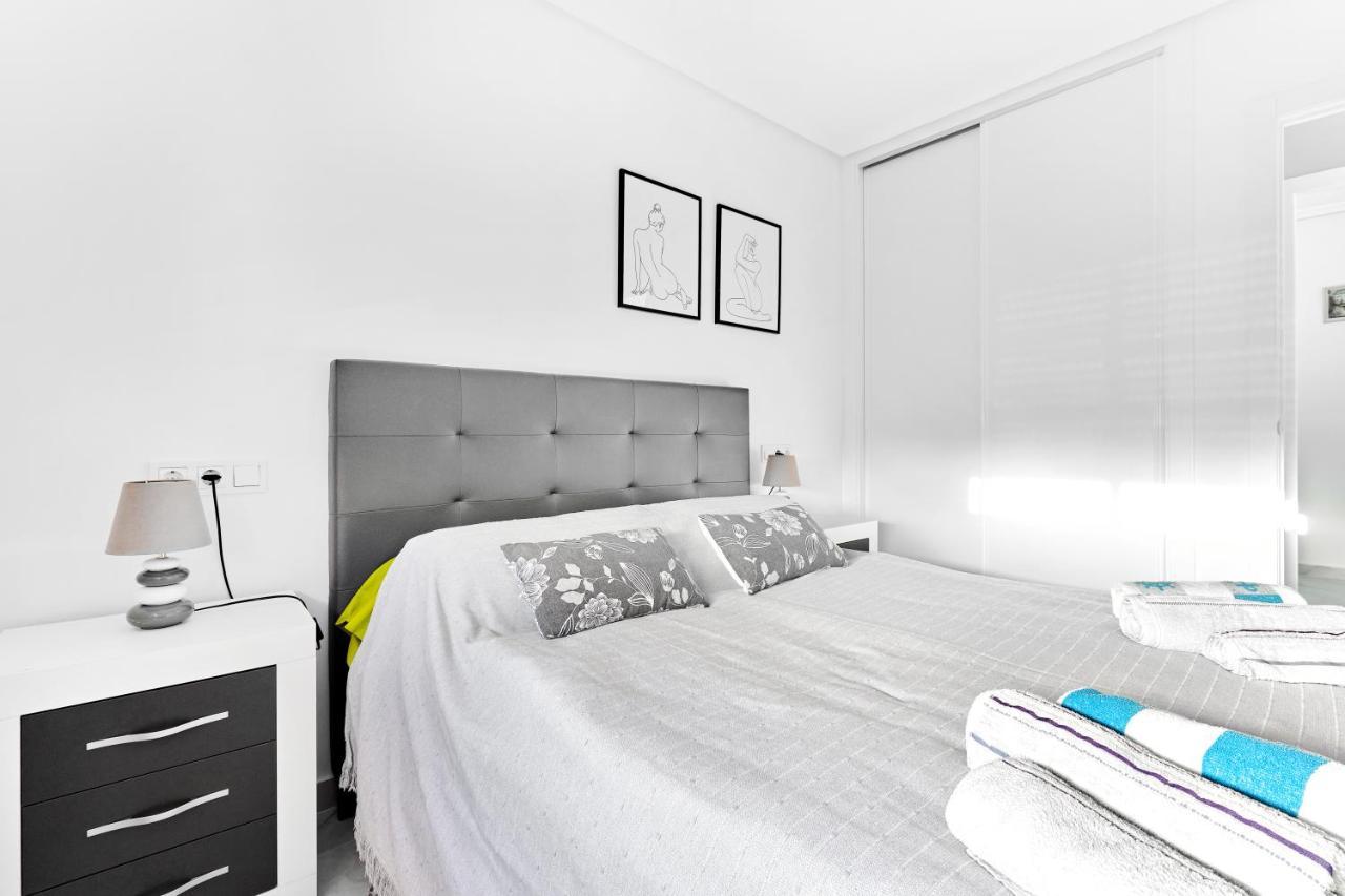 Lovely Sunny Apartment With Shared Pool And Private Parking Torrevieja Kültér fotó