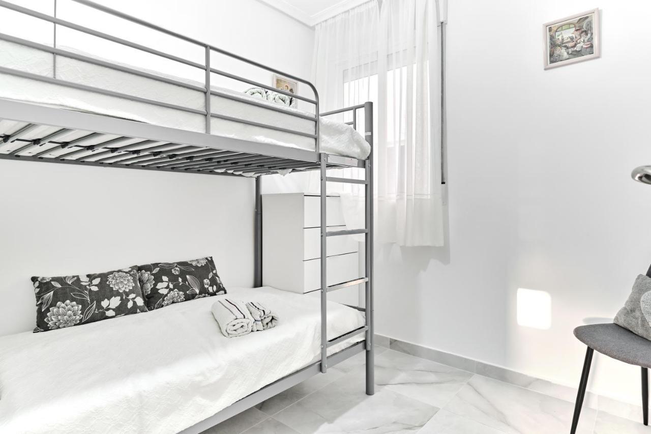 Lovely Sunny Apartment With Shared Pool And Private Parking Torrevieja Kültér fotó