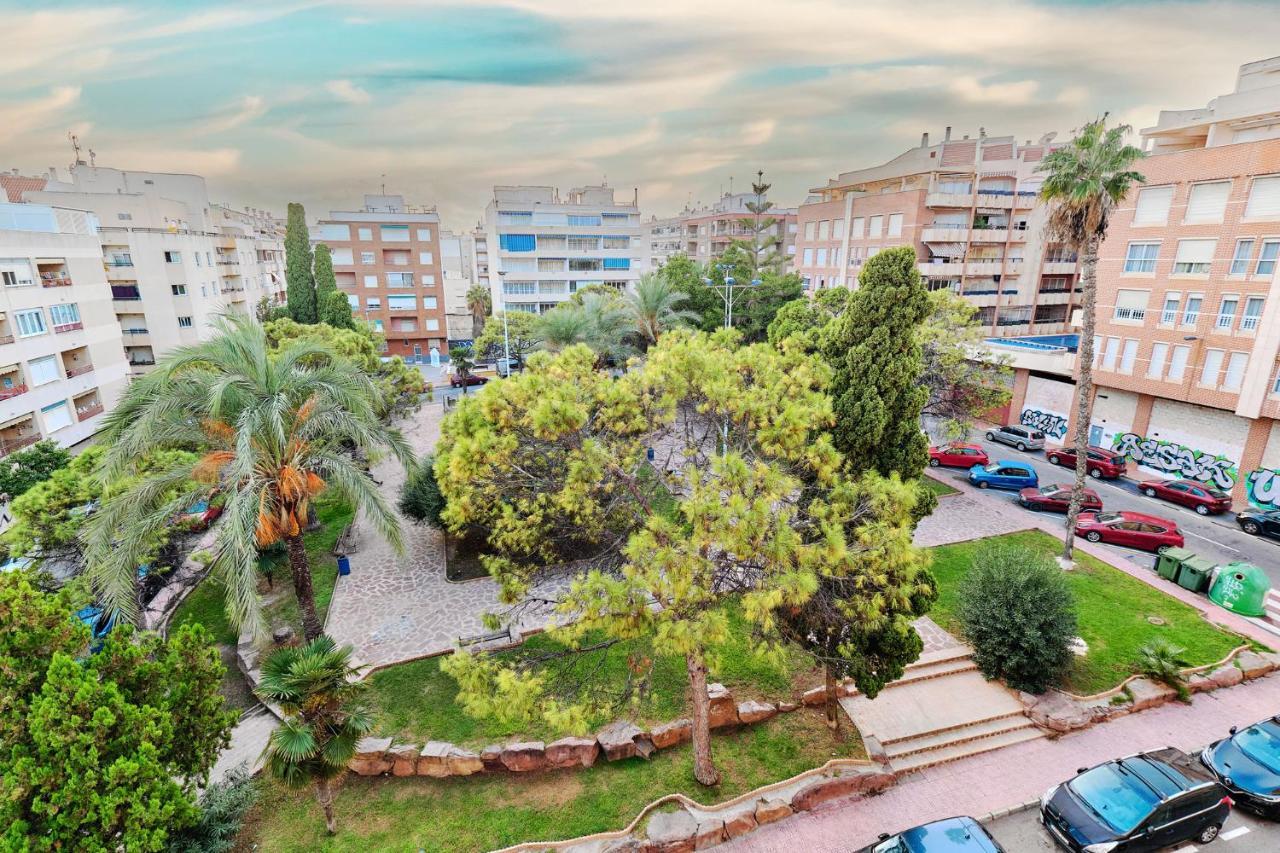 Lovely Sunny Apartment With Shared Pool And Private Parking Torrevieja Kültér fotó