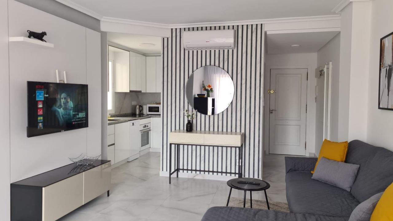 Lovely Sunny Apartment With Shared Pool And Private Parking Torrevieja Kültér fotó